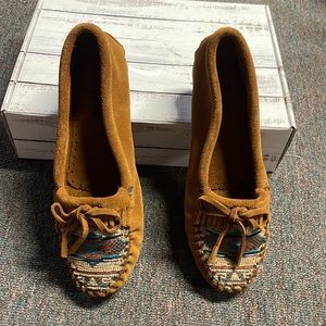 Minnetonka Brown suede Mocs size 8 Aztec design